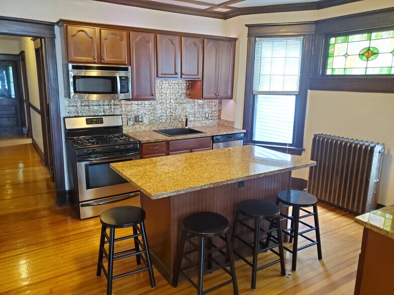 Building Photo - 208 Ontario St