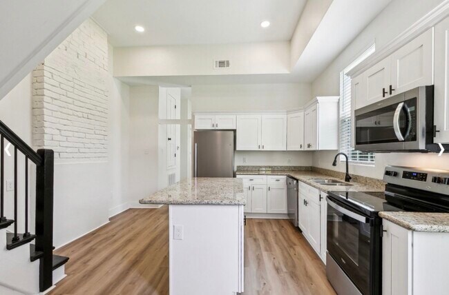 Building Photo - 2024 Bienville St