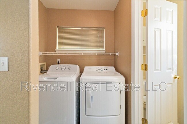 Building Photo - 1529 Spring Water Way