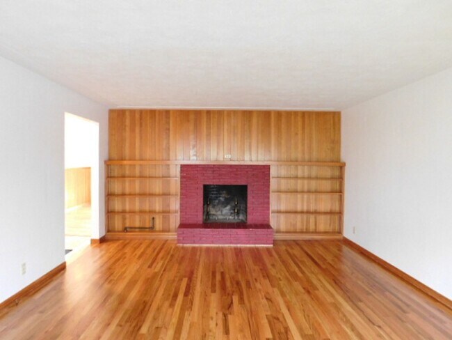 Building Photo - 3Bd/1.5Ba Single Story House - Available S...
