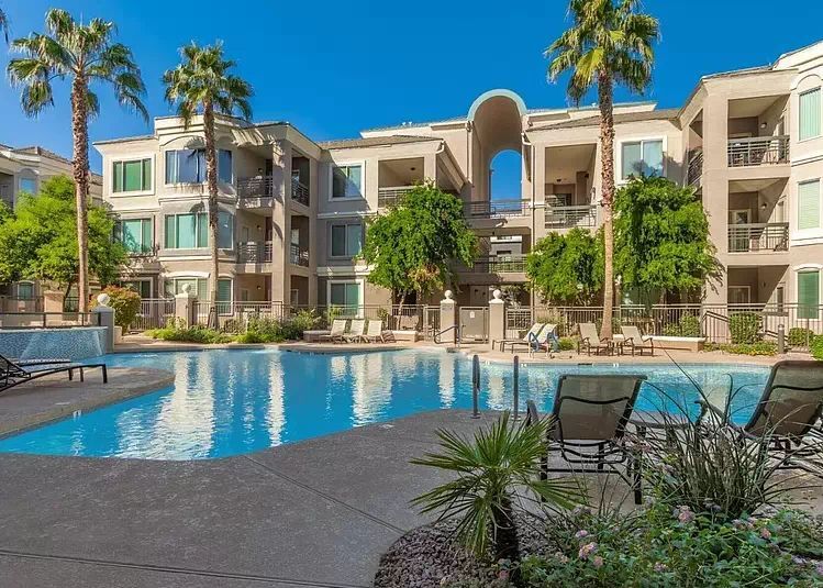 Courtyard with pool - 435 W Rio Salado Pky