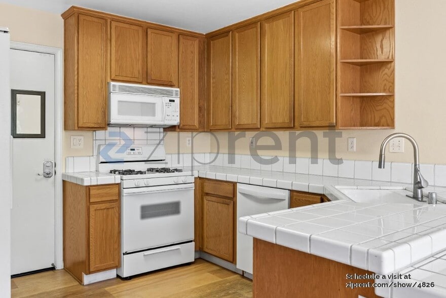 Building Photo - 439 Sandhurst Dr
