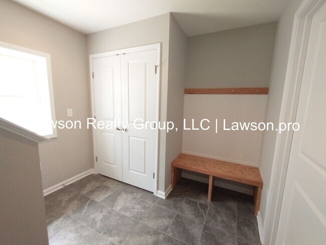 Building Photo - Upscale Three Bedroom in Colonial Green with Garage