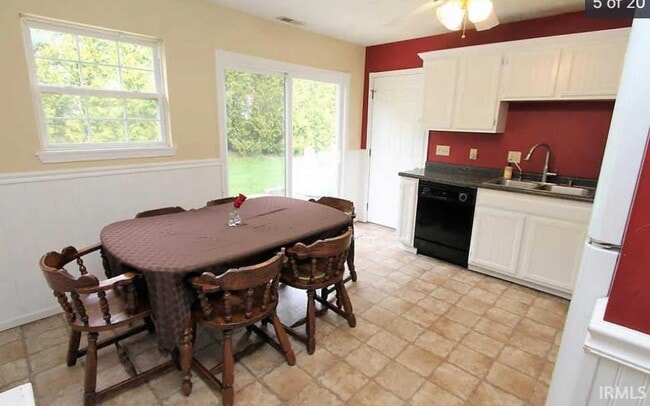 Building Photo - 1810 Chenango Pl