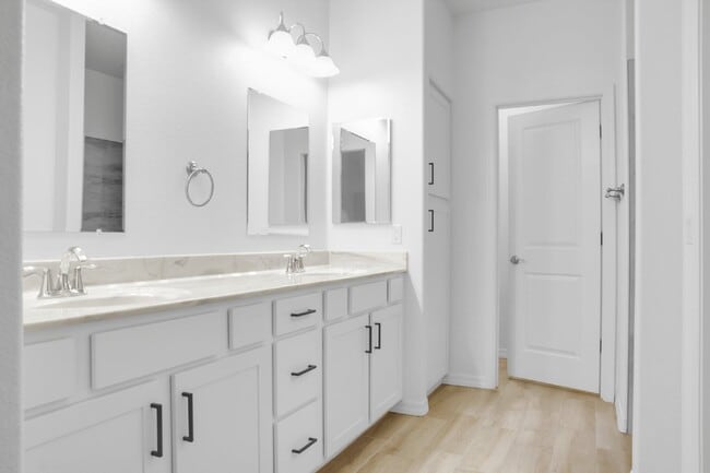 Building Photo - Beautiful Contemporary home with panoramic views! Community pool and club house use included.