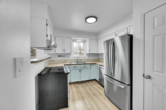 Building Photo - $2,195 - 3 Bed, 2 Bath Home in Loveland with Central AC and Fenced in Yard!