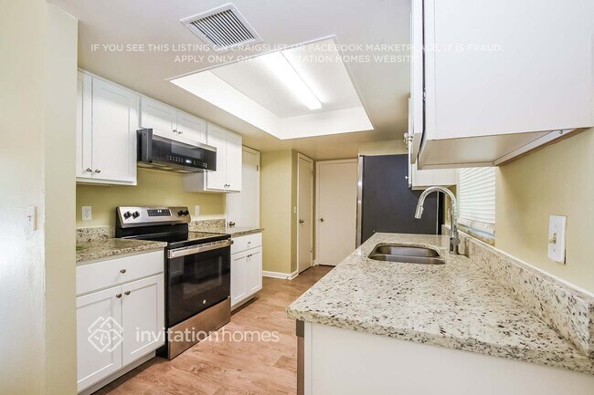 Building Photo - 204 N Alderwood St