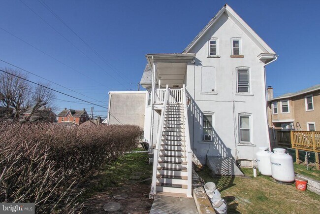 Building Photo - 700 Main St