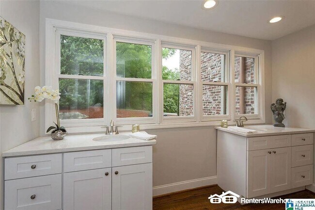 Building Photo - Remarkable 5 bedroom 6 bathroom estate loaded with charm