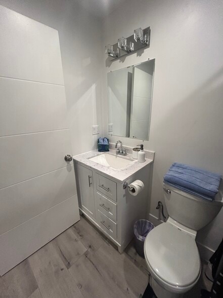 Vanity - 8549 Elizalde Ave