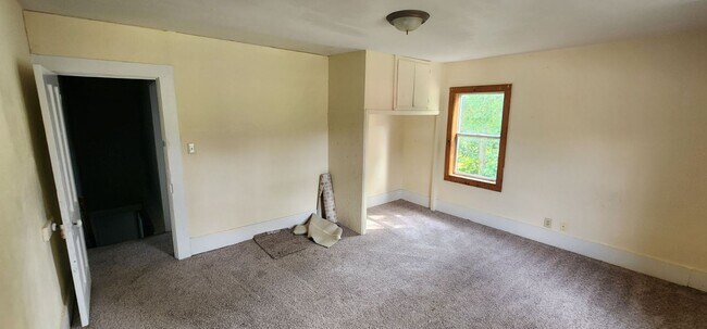 Building Photo - Charming 4 Bedroom House on Briant St
