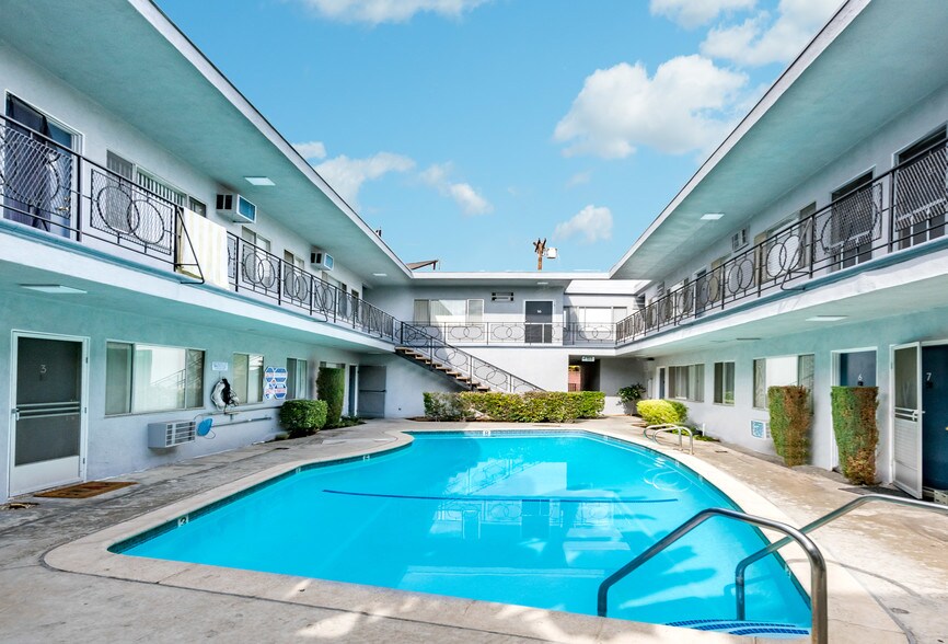 Building Photo - 323 E Chestnut St