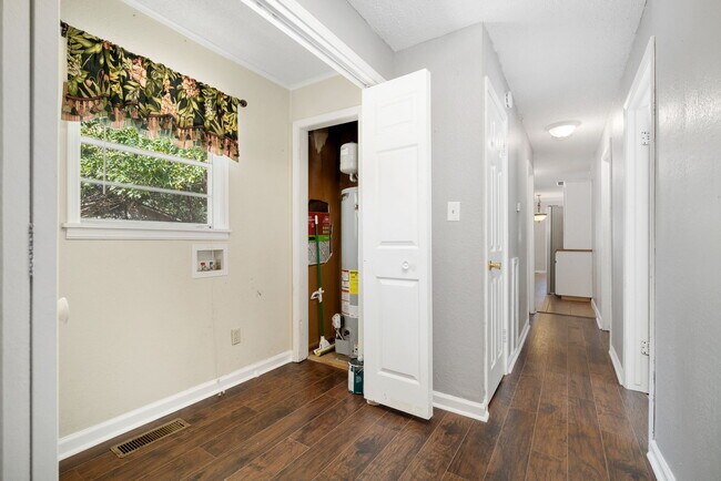 Building Photo - 531 N Fern St