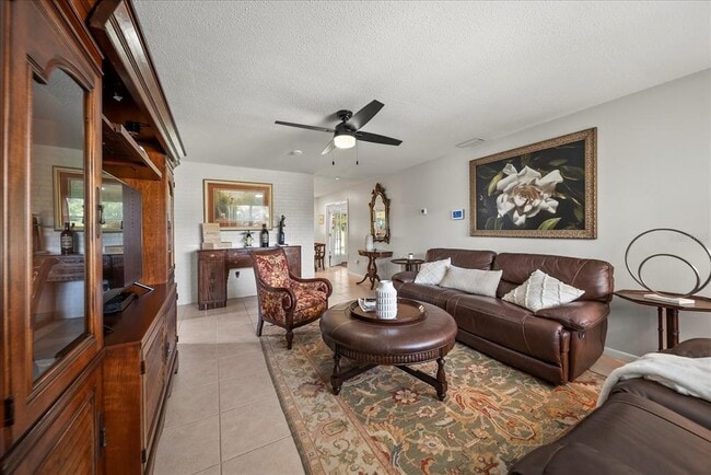 Building Photo - 2100 S Daytona Ave