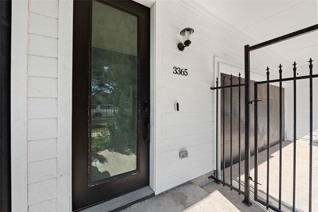 Building Photo - 3365 Daphne St