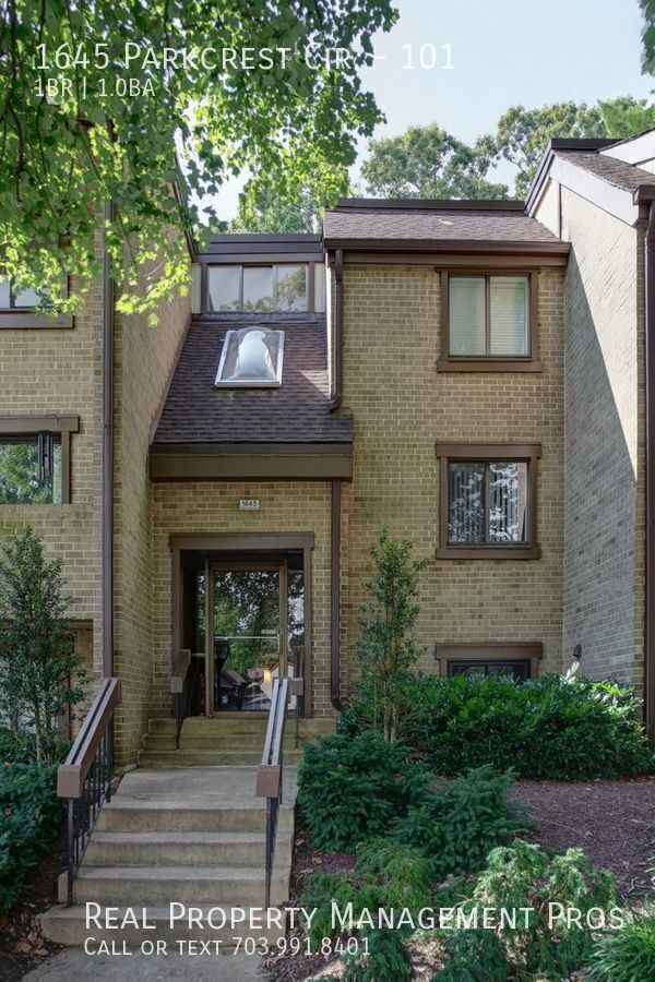 Building Photo - 1645 Parkcrest Cir