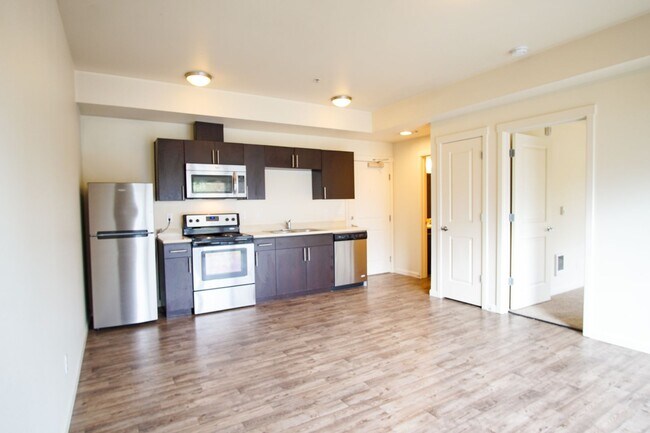 Building Photo - Great 1 Bdr w/Washer/Dryer and Private Balcony!