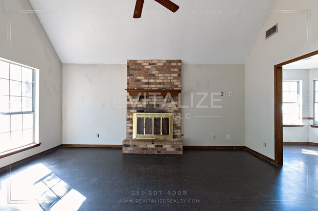 Building Photo - 3 Bed/2 Bath Home on Corner Lot!