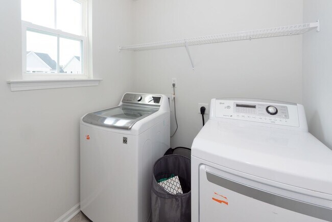 Building Photo - 6 Bedroom 4.5 Bath in Limehouse Village - Summerville