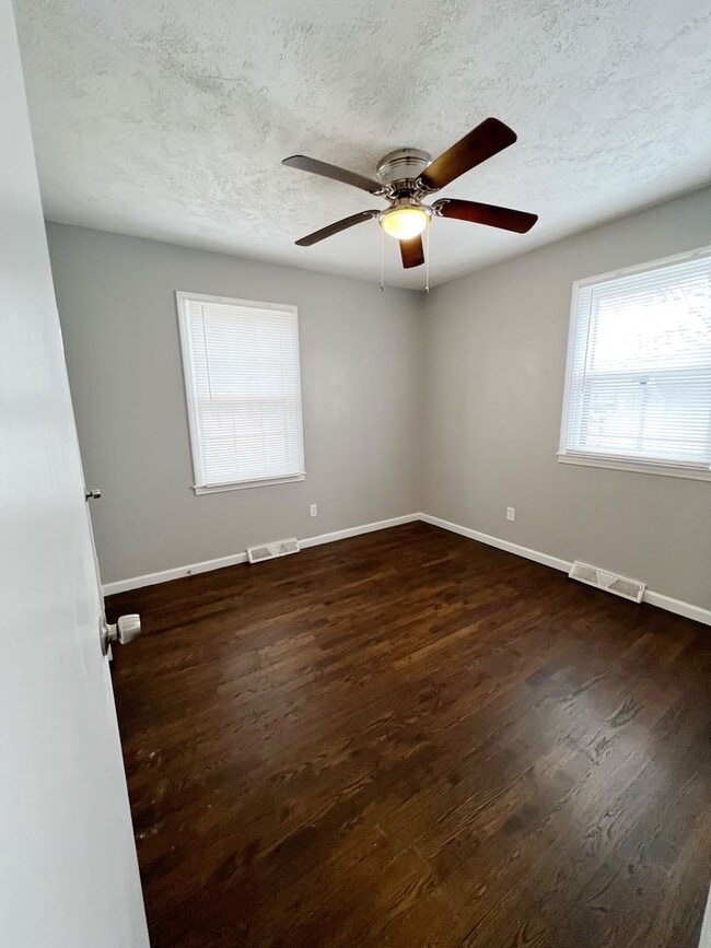 Building Photo - AVAILABLE SOON: Beautiful 3 Beds 1.5 Bath Home in Grandview!