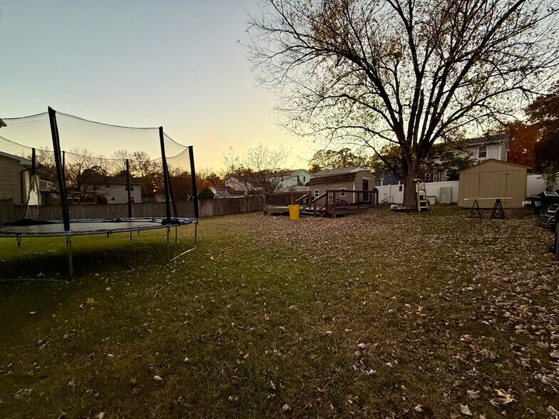 Spacious shared backyard - 7724 Acrocomia Dr