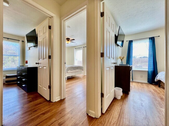 Building Photo - 3 Bedroom 1 Bathroom Attached House