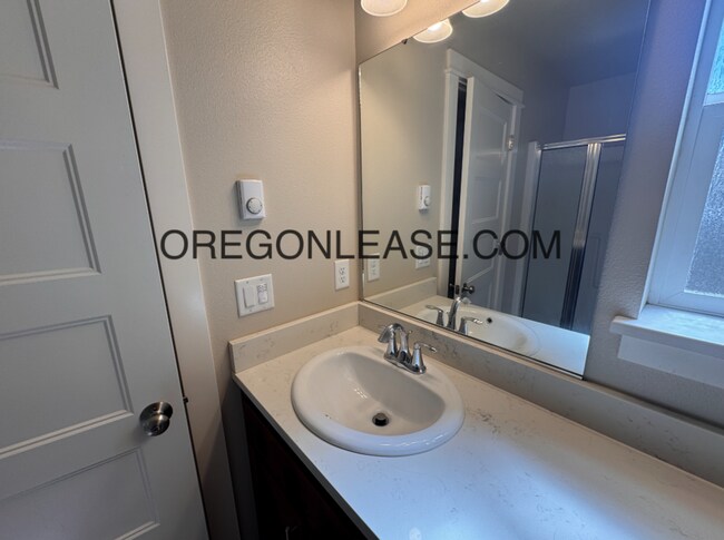 Building Photo - 2 bedroom 2 bath Second floor Thurston duplex home