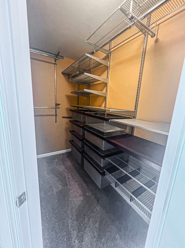 Building Photo - Stunning 3 Bed 3.5 Bath Brick Colonial End-Unit Townhome In Vibrant Kingstowne Community