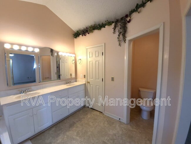 Building Photo - 6002 Oak Landing Dr