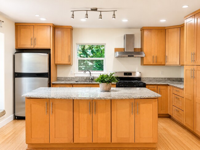 Building Photo - Elevated 2-Bedroom Home with Lake Sammamish Views