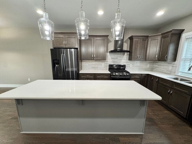 Building Photo - 3 Bed, 3.5 Bath Home w/ 2 Car Garage and Lake Views