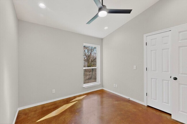 Building Photo - 1471 W Kaufman St