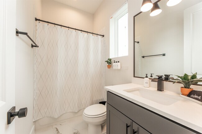 Building Photo - 605 Middle St