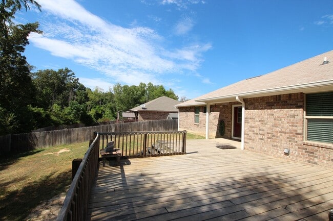 Building Photo - Tour Today! 3 Bedroom 2 Bath in Lindale ISD!