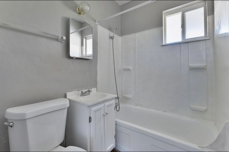 Building Photo - 474 1/2 E Norwich Ave