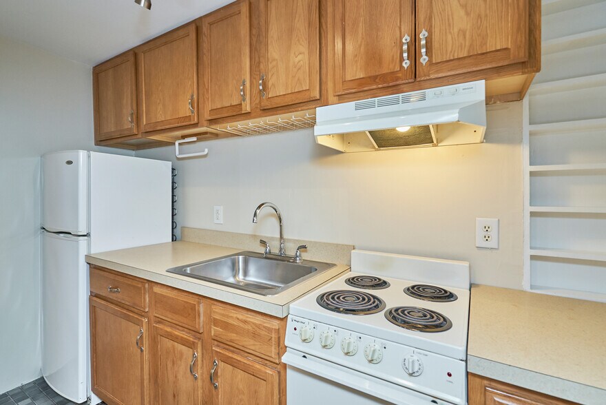 Building Photo - 805 23rd St S