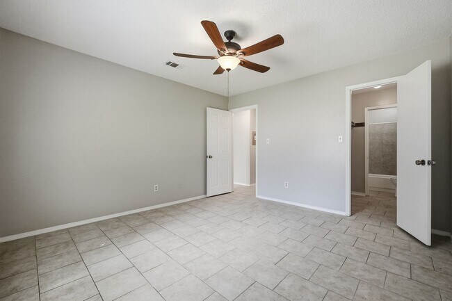 Building Photo - 8160 Stonebrook Dr