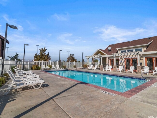 Building Photo - Beautiful 4 Bd 2.5 Bath Townhouse in Sandy