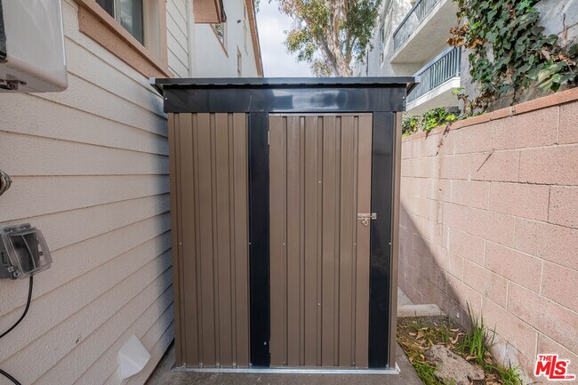 Building Photo - 216 N Catalina Ave