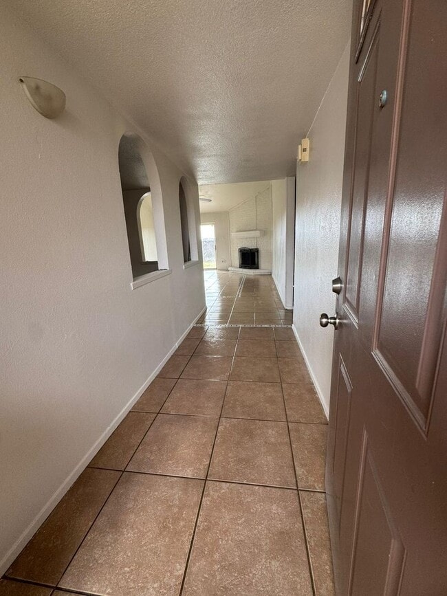 Building Photo - 2320 Montclair Cir