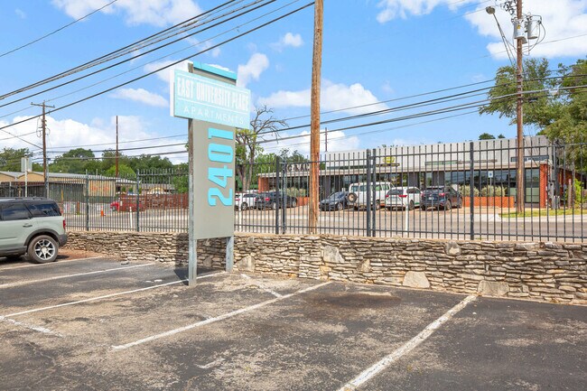 Building Photo - 2401 Manor Rd