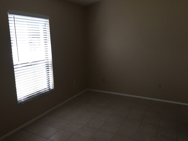 Building Photo - 2 bed 2 bath with Fenced in backyard!