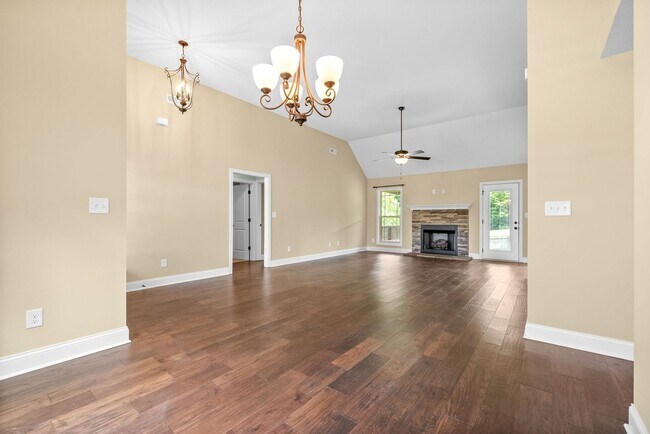 Building Photo - 3 Bedroom 2 Bath Home For Rent Near Post!