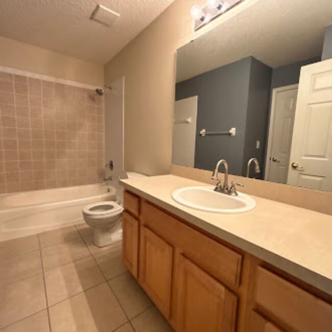 Building Photo - Spacious 3-Bed, 2-Bath Home. Patio. Amenities. Located just minutes from St Johns Town Center and...