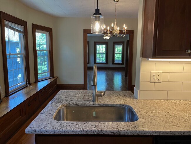 Building Photo - 258 Buckingham Ave