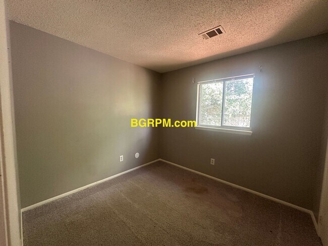 Building Photo - 3 Bd, 1 1/2 BA, home in Jacksonville