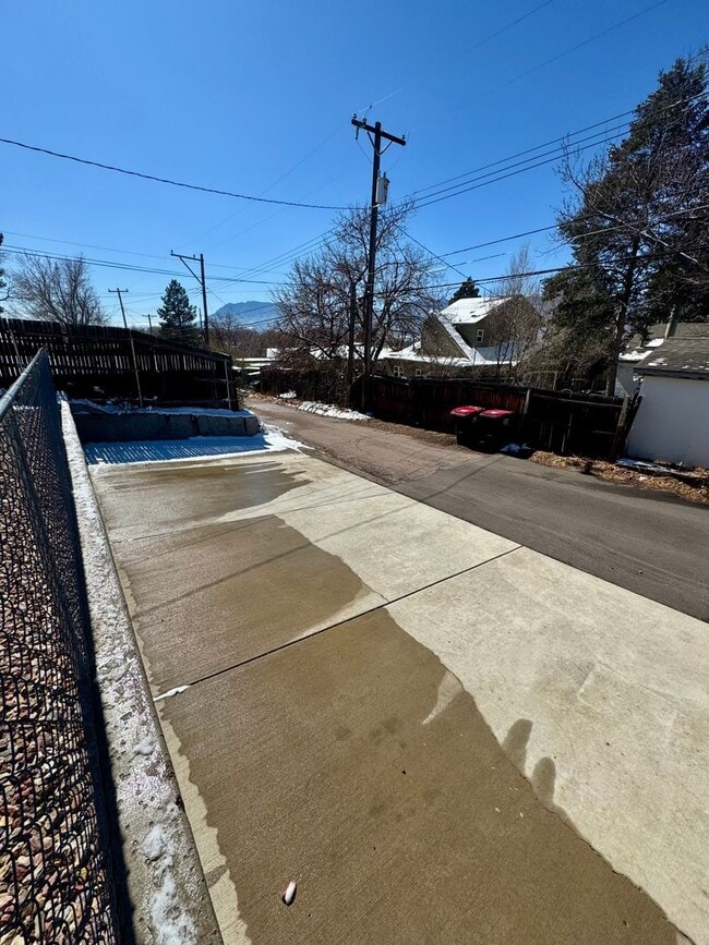 Building Photo - Updated 3 bedroom Centrally Located