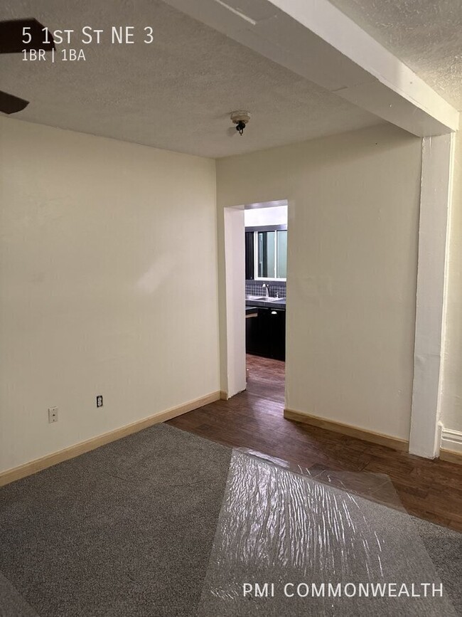 Building Photo - 1 Bed / 1 Bath Apartment (Available 4/10/25)