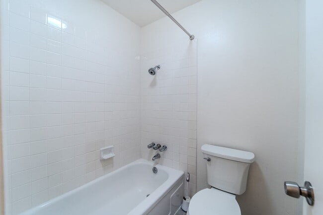 Building Photo - Cute remodeled unit!