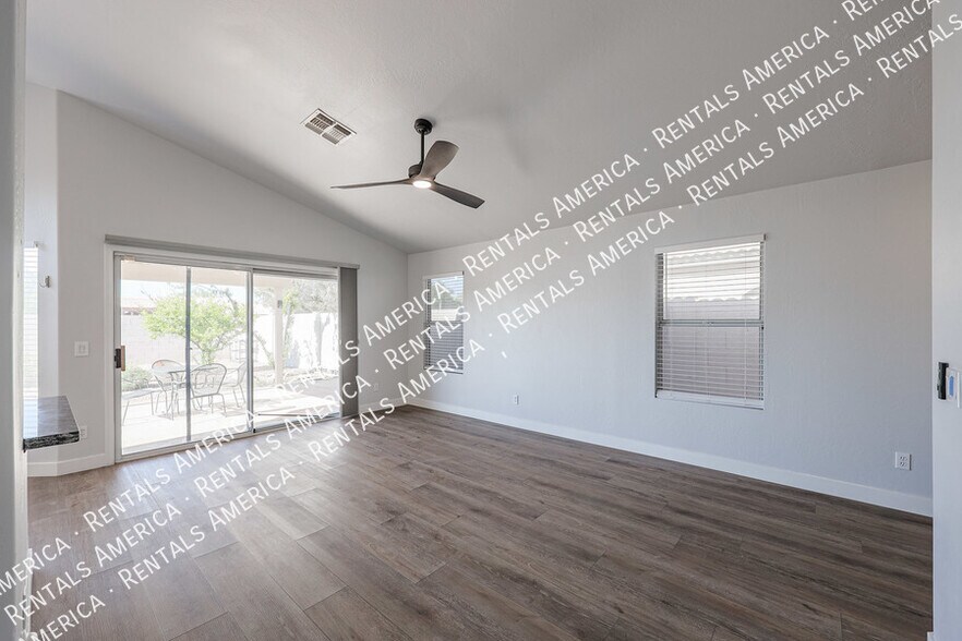 Building Photo - 1044 W Todd Dr